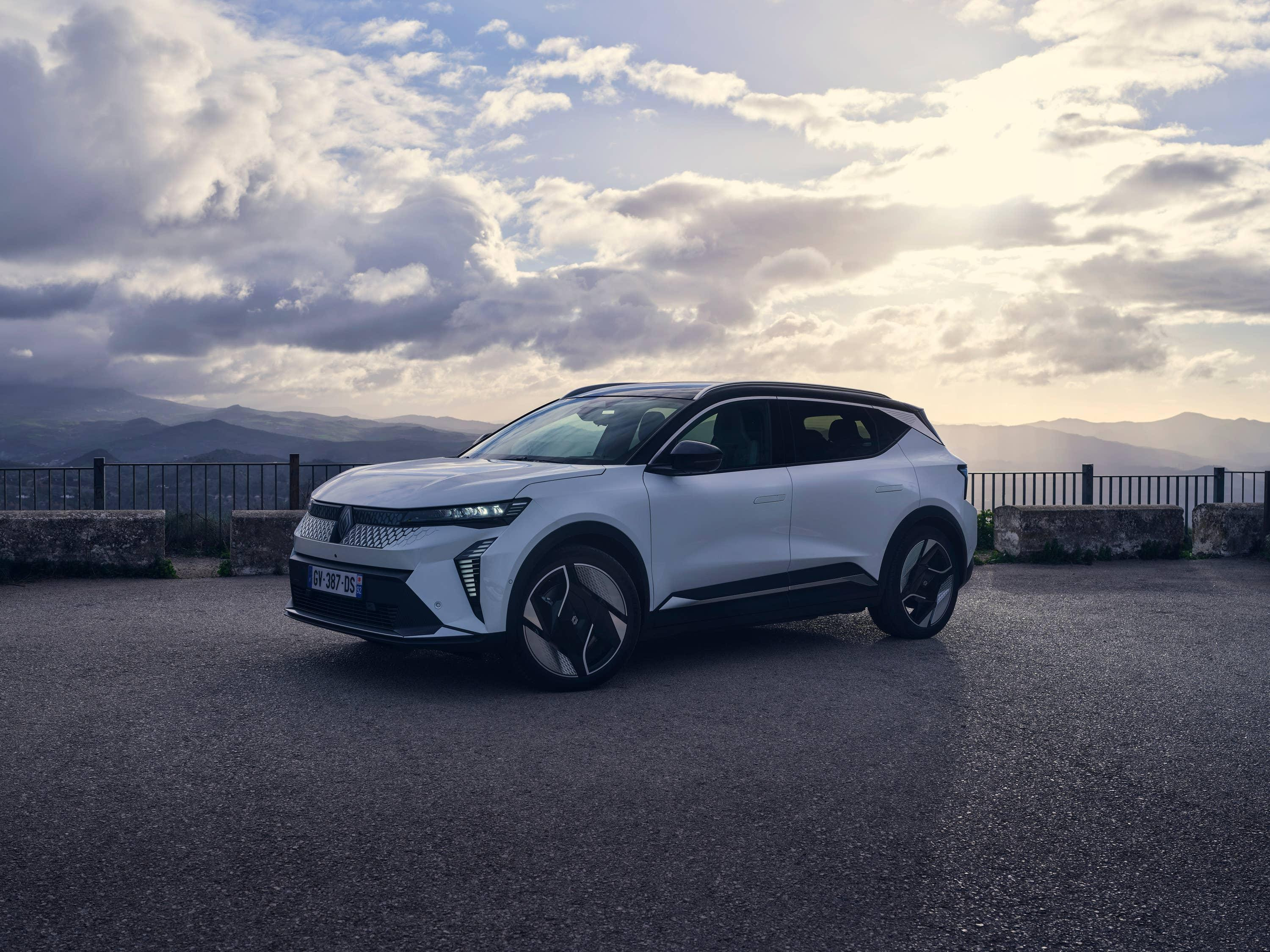 electric Renault Scenic side profile